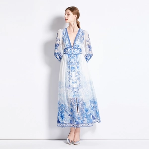 Robe longue maxi à manches longues, col en V et imprimé porcelaine bleue ajustée