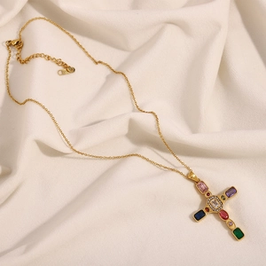 Détail d'un collier plaqué or 18K avec un pendentif croix serti de pierres colorées