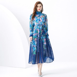 Elegante abito lungo in chiffon floreale con collo alto e maniche a sbuffo blu