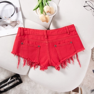 Detailansicht roter Denim-Hotpants mit ausgefransten Kanten und Metallknopf-Akzenten