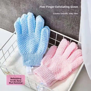 Detail von himmelblauen und rosa Peeling-Handschuhen aus Nylon in einem Metallkorb