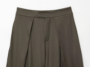 Detailansicht der olivgrünen Hose mit Bundfalten und hochwertiger Twill-Stoffstruktur