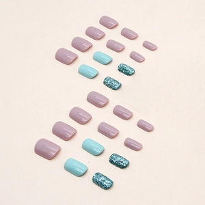 Coffret de faux ongles carrés courts en rose mat, vert menthe et paillettes bleues
