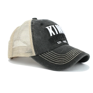 Dettaglio del ricamo 3D KING sul cappellino da baseball vintage in rete mesh
