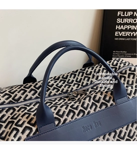 Dettaglio della borsa da viaggio con tessuto jacquard geometrico e manici in pelle blu