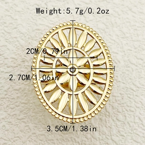 Macro detail of gold flower ring with dimensions and 5.7g weight specifications