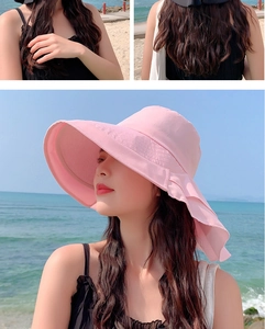 Roze zonnehoed met brede rand en nekbescherming op een zonnig strand voor dames