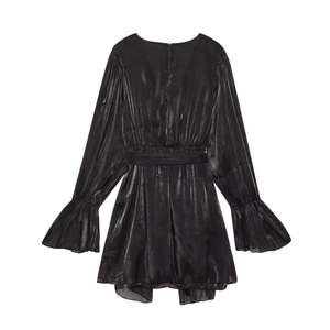 Détail de la robe en satin noir avec manches évasées élégantes et ceinture à la taille