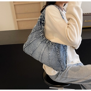 Sac bandoulière en jean bleu avec patchwork radial porté par un mannequin