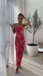 Elegante abito lungo in raso floreale con schiena scoperta e scollo a fascia