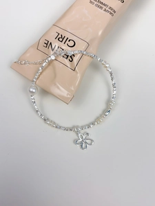 Detail of s925 silver flower bracelet with freshwater pearls and adjustable chain