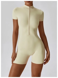 Détail de la combinaison de yoga beige à manches courtes avec demi-zip et col montant