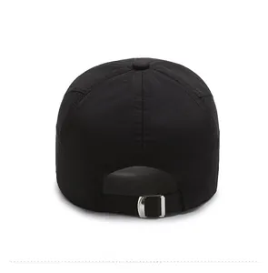 Dettaglio del retro del cappello da baseball nero con inserti in rete e fibbia in metallo