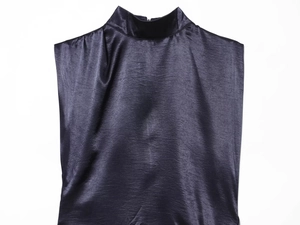 Détail d'un élégant haut sans manches en satin bleu marine avec une texture soyeuse