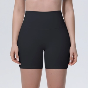 Vue de face d'un short de yoga noir à taille haute sur mannequin, fond gris clair