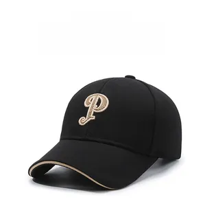 Détail de la casquette noire avec lettre P brodée en beige et tissu texturé fin