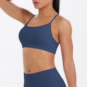 Gros plan d'un soutien-gorge de sport bleu marine avec fines bretelles et dos croisé