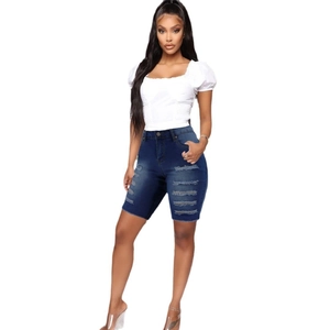 Damen Set mit weißen Puffärmeln und hoch taillierten, destroyed dunkelblauen Jeans