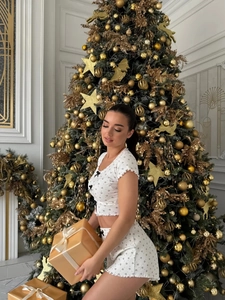 Dettaglio del set da notte bianco con cuori, tessuto a costine e fiocchi decorativi