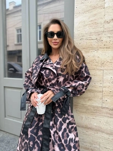 Dettaglio del trench leopardato con finiture in pelle nera e ampi revers per donna