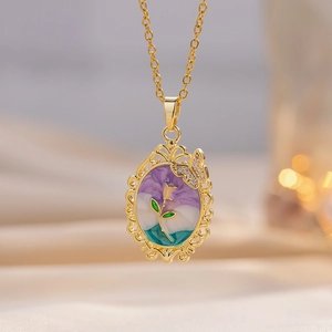 Französische Vintage-Halskette mit Rosen-Oval, Spitzen-Goldrand, Emaille und Zirkon-Schmetterling