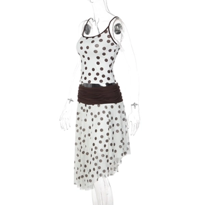 Détail de l'ensemble haut court à pois et jupe asymétrique avec bordure marron sur blanc