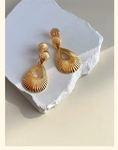 Vue détaillée des boucles d'oreilles clips gouttes dorées avec coussinets silicone