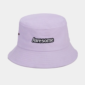 Détail du bob lavande avec broderie Awesome et œillet d'aération métallique sur le côté