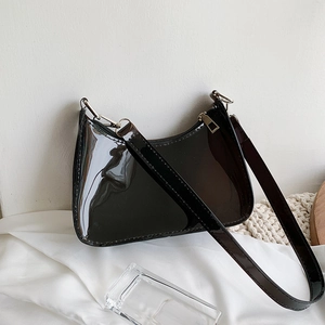 Schicke schwarze PVC-Unterarmtasche in Lackoptik mit silbernen Metalldetails