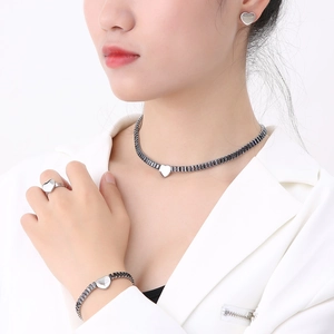 Gros plan d'un ensemble collier et boucles d'oreilles cœur vintage sur un mannequin