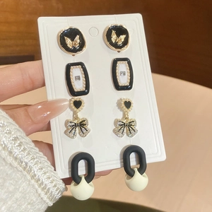 Vue détaillée d'un lot de 4 paires de boucles d'oreilles vintage en perles et émail
