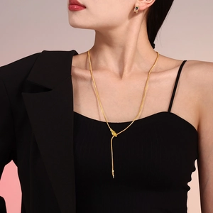Chic snake head necklace in gold-tone stainless steel worn by a professional model