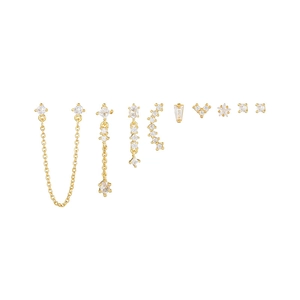 Set di 9 orecchini dorati con nappe e zirconi a forma di cuore e stella su bianco