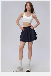 Détail d'une jupe-short de sport bleu marine à double volant en tissu élastique