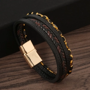 Bracciale multistrato in pelle con chiusura magnetica dorata e perle nere su legno