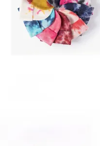 Bonnets en maille tie-dye éclatants présentés dans un assortiment coloré de mode.