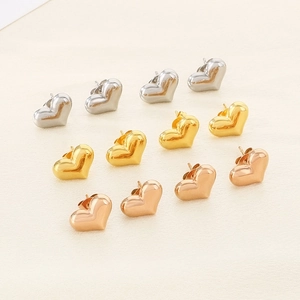 Matrice détaillée de boucles d'oreilles cœur 3D en finitions or, argent et or rose poli