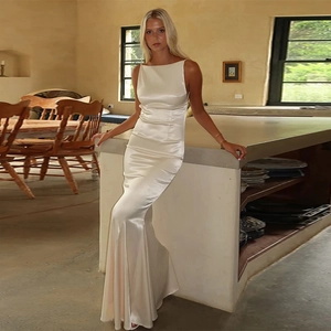 Gros plan sur l'élégante robe longue en satin ivoire avec col bardot et coupe sirène ajustée