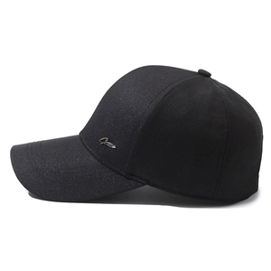 Cappellino da baseball nero da uomo con logo metallico e tessuto in maglia