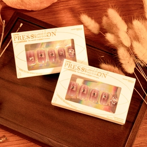 Coffret de faux ongles faits main dégradé violet avec strass et charms en forme de cœur