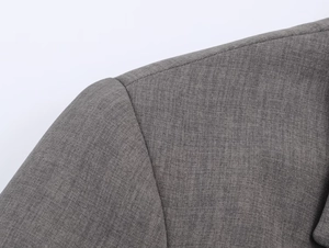 Gros plan sur la couture de l'épaule et la texture du tissu en sergé gris du blazer