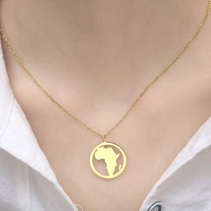 Collana in acciaio inossidabile dorato con ciondolo mappa Africa indossata da un modello