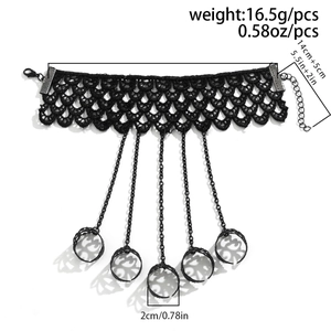 Choker gotico in pizzo nero collegato a cinque anelli con etichette delle taglie