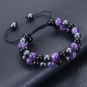 Detail von zweilagigem Amethyst und schwarzem Magnetstein Armband mit verstellbarer Kordel