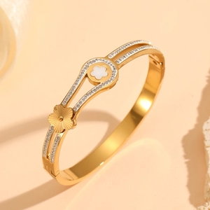 Dettagli del bracciale placcato oro 18k con fiore in smalto e decorazioni in zirconi