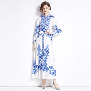 Elegante abito lungo a fiori con collo alto e maniche lunghe in blu e bianco