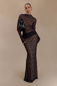 Détail de la texture d'une robe de soirée en dentelle noire avec col montant élégant