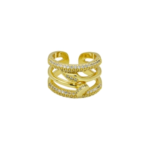 Dettaglio dell'anello multistrato placcato oro 18k con motivi a serpente e a chiodo