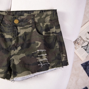 Detail von Camouflage-Jeans-Shorts mit hoher Taille, Destroyed-Effekten und Metallknopf
