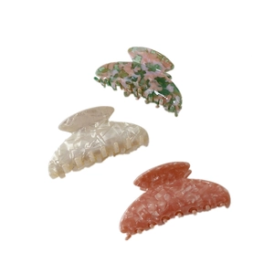 Lot de trois grandes pinces à cheveux en acétate avec motifs marbrés pour chignons